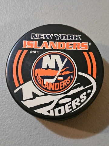NEW YORK ISLANDERS NHL HOCKEY PUCK InGlasCo Cover