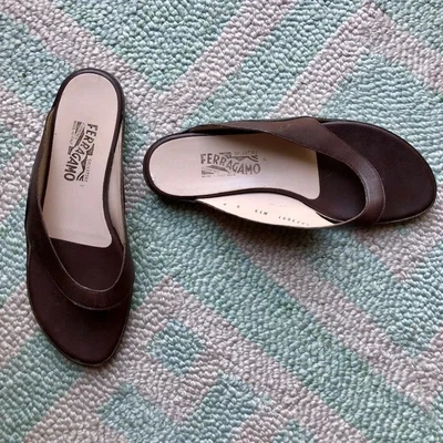 Sandálias tanga de couro Ferragamo 9B raras - Imagem 1 de 4