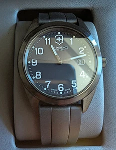 Nagelneu im Karton, mit Etikett! Victorinox Swiss Army Uhr, Garrison #26071.CB - Bild 1 von 7