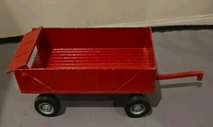IH Carro agricolo in acciaio pressato rosso con portellone mobile vintage Ertl resistente - Foto 1 di 6