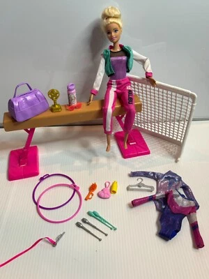 Gran Barbie Atleta Lote 2 Muñecas Gimnasia Fútbol Accesorios Gimnasio Trajes Viga Foto 1 de 4