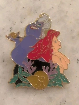 Prendedor Loungefly - Ariel y Úrsula - Princesa y Villano Dúo Disney C2 Foto 1 de 3