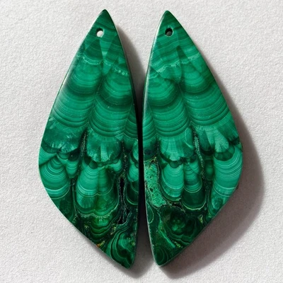 Par de piedras preciosas de cabujón perforadas de malaquita natural de 75 quilates 43,6 X 16,9 mm Foto 1 de 3