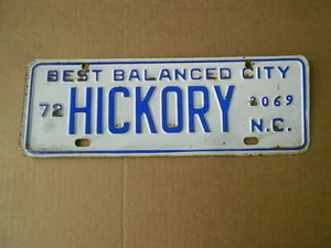1972 Hickory NC North Carolina 2069 City Booster Targa Topper Tag - Foto 1 di 9