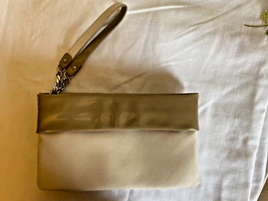 Simply Vera Cream and Tan Wristlet - Very Good Condition - Picture 1 of 11