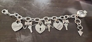 Bracciale Guess Charm 7” Strass Cuore Lucchetto Chiave Charms Tono Argento Vintage - Foto 1 di 10