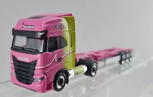 PIHR947763 HERPA Hannibal Iveco S-Way LNG Rosa/verde lime HO 1:87 - Foto 1 di 1