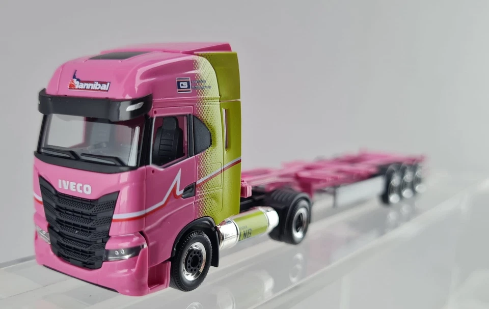 PIHR947763 HERPA Hannibal Iveco S-Way LNG Rosa/verde lime  	HO 1:87 - Immagine 1 di 1