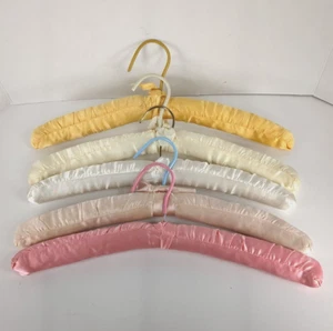 Lotto 6 appendiabiti vintage raso imbottito lingerie boudoir multicolore - Foto 1 di 9