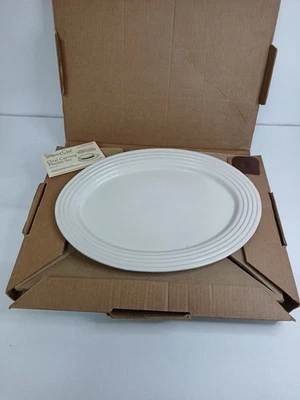 Plato tallado ovalado Pampered Chef New Traditions tiene algunos puntos pequeños Foto 1 de 4