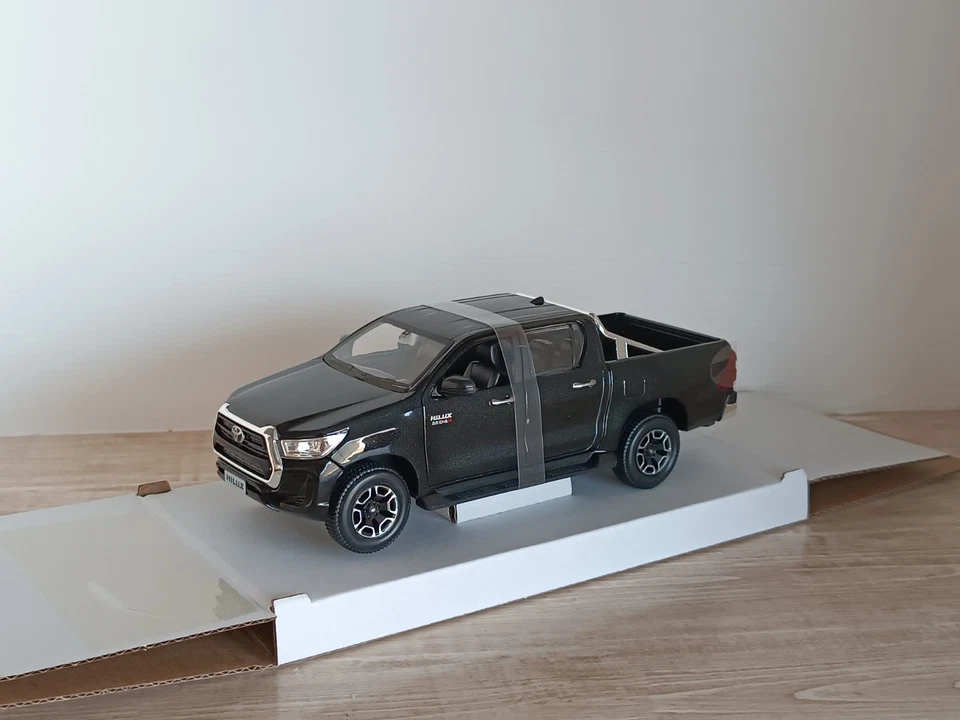 Toyota Hilux pick-up 2023 noir 1/24 Maisto MAI32920BLACK - Photo 1/3