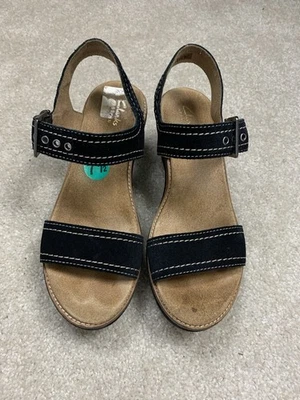Sandalias Clarks Artesanales Aisley Orquídea Cuña Gamuza Para Mujer Talla 7.5 Gamuza Negra Foto 1 de 4