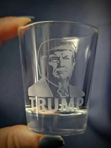 Trump in vetro 1,5 oz base pesante trasparente senza piombo lavabile in lavastoviglie MAGA 2024 - Foto 1 di 2