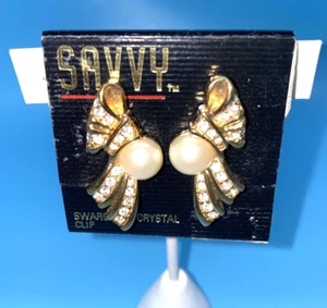 Orecchini Savvy Swarovski Cristallo Firmato Logo Cigno Clip Carta Originale Perla Finta - Foto 1 di 9