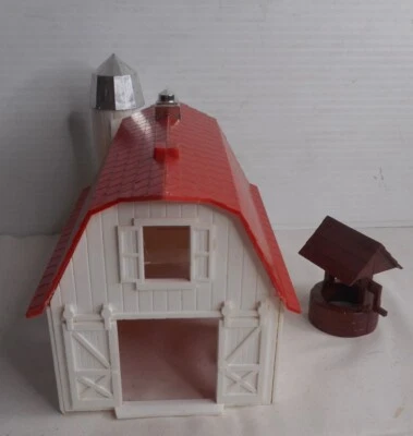 Bachmann Plasticville Farm Barn with Red Roof & Water Well O-Scale Assembled - Image 1 of 4