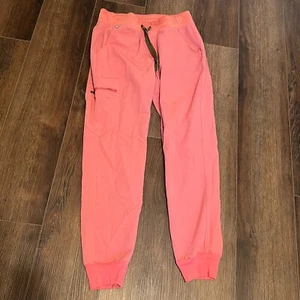 Jogger cargo Figs en coral fuego EDICIÓN LIMITADA para mujer talla pequeña - Imagen 1 de 9