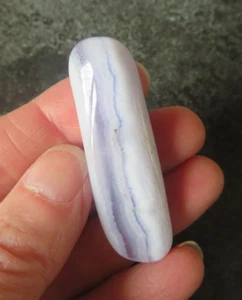 "WUNDERSCHÖNER BLAUER SPITZENACHAT (11,1 Gramm/49 mm) STICK/TUMBLESTONE (1) ""BERUHIGEND""" - Bild 1 von 7