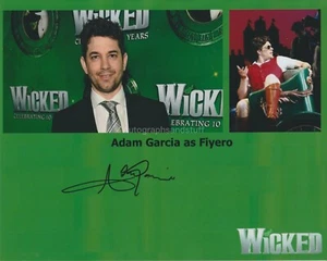 Adam Garcia HANDSIGNIERT 8x10 Foto Autogramm Kojote hässlich, böse das Musical - Bild 1 von 1