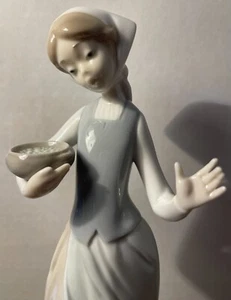 Retirado Lladro 1052 niña alimentando pato/ganso - Imagen 1 de 6