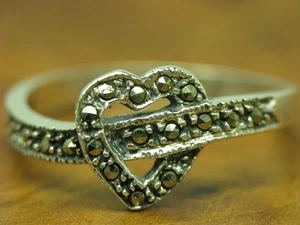 925 Argento Sterling Anello Con Marcasite Ricoperto / Cuore / Vero / Rg 53/2,1g - Foto 1 di 3