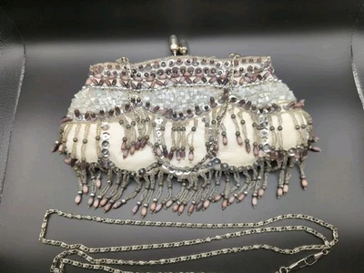 Bolso clutch de noche con cuentas lavanda y blanco con cuentas con correa de hombro de cadena Foto 1 de 4