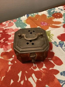 Vintage durchbohrte Messing Schmuckschatulle mit Riegel & Klappdeckel Weihrauch/Schmuck Miniatur - Bild 1 von 5