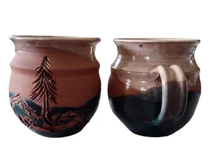 2 handgemachte handgemachte Keramiktassen Baum Berg Design signiert Tahoe Hütte Dekor Vintage - Bild 1 von 8