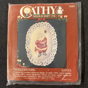 1980er Cathy Needlecraft Weihnachten Santa 7097 Kerzendocht Ornament Kit Vintage Neu in Verpackung - Bild 1 von 4