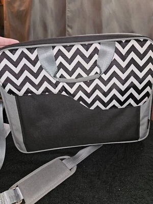 Bolsa para laptop 16" x 12" cinza, preta e branca com design em ziguezague - Imagem 1 de 4