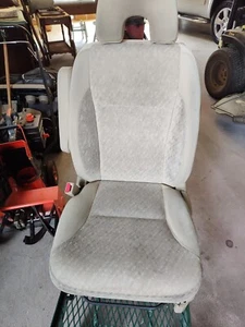 Driver seat 2006 Honda CR-V Excellent Cond Tan color - Picture 1 of 4