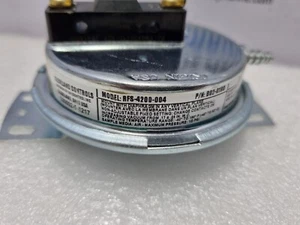 Cleveland Controls RFS-4200-004 Liebert Pressure Switch P/N B02-0190 - Picture 1 of 10