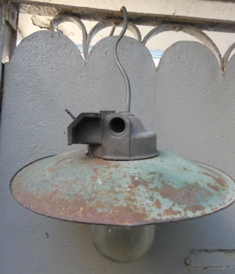 Ancienne Lampe émaillée de ferme cour Lanterne Applique industriel usine - Photo 1/4