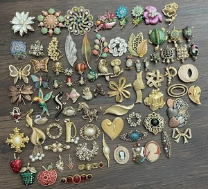 Lot of 83 Costume Fashion Brooch Pin Pendants Lot Vintage Modern Most Signed - Picture 1 of 17