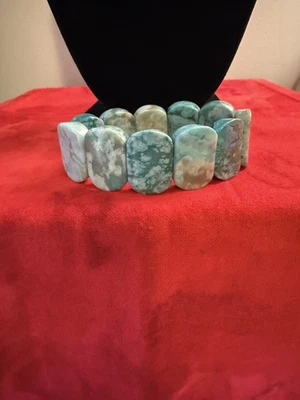 Pulsera de ágata azul, las piedras miden 1 pulgada Largo, 3/4 de ancho, 8 pulgadas elásticas. Soporte., Foto 1 de 4