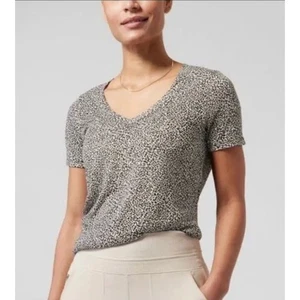 Athleta Breezy Scoop V-Neck Tee Micro Cheetah Magnolia Short Sleeve Size S - Picture 1 of 10