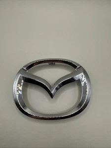 Mazda 2006-16 Mazda3 Mazda 6C235-51-731A Front Grille Mazda Logo Emblem NEW OEM - Bild 1 von 2