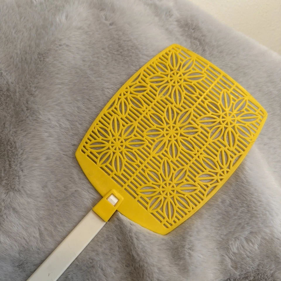 Vintage Yellow & White Plastic 70’s Fly Swatter Deep South Extra Long - Image 1 of 4