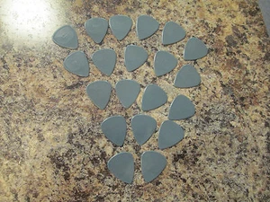 20 SNARLING DOGS BRAIN GUITAR PICKS 351 TYPE in GRAY - HEAVY 1.00 mm - Picture 1 of 3