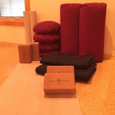 PROPS DE ESTUDIO DE YOGA - Fundas, Zafus, mantas, bloques, tapetes Foto 1 de 4