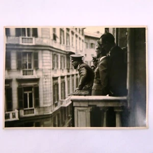 Foto S.E. Italo Balbo mentre parla alla popolazione dal balcone della Prefettura - Picture 1 of 2