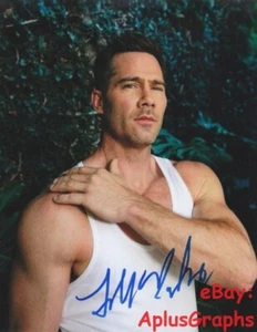 LUKE MACFARLANE... Hot Handsome Hunk - SIGNED - Picture 1 of 1
