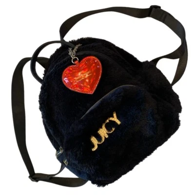 Bolso Mochila Peludo Juicy Couture Rojo Corazón Dije Limpio Lindo Coqueto Foto 1 de 4
