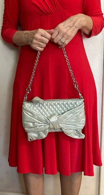 BOLSO DE CADENA GRUESA DE CUERO DE CORDERO JUICY COUTURE Y2K GRIS CLARO DIVERTIDO Y FUNCIONAL Foto 1 de 4