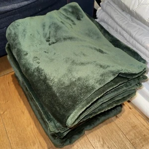 Gorgeous Bottle Green Faux Fur Throw - Picture 1 of 2