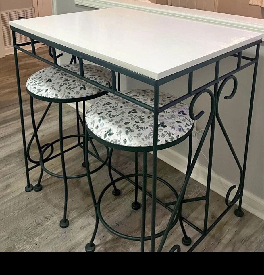 table set. 2 chairs .  - Image 1 of 1