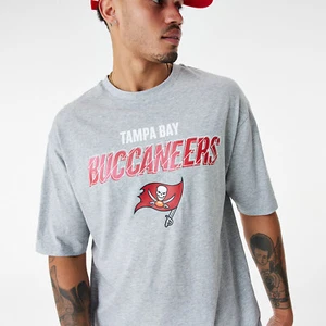 Gorra New Era Para Hombre NFL Tampa Bay Buccaneers Gráfico Guión Sobre Talla Camiseta - Imagen 1 de 7