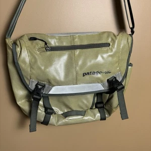 Vintage Patagonia Black Hole Messenger Laptop Bag Cross Body Green Reflective - Picture 1 of 8