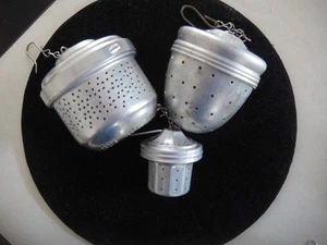 TRES INFUSORES COLADORES TEABALL VINTAGE - BELLOTAS ESTILIZADAS - GANCHOS Y CADENAS - Imagen 1 de 3