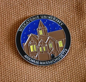 Pin esmalte de escuela universitaria Miskatonic de robot de uva Lovecraft Cthulhu horror - Imagen 1 de 1