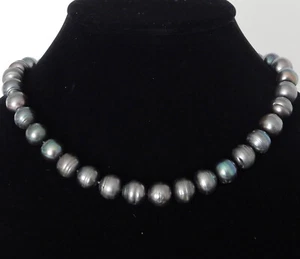 Larzo Necklace Cultured Strand of Pearls in Aubergine Peacock Iridescence 17.5 - Imagen 1 de 12
